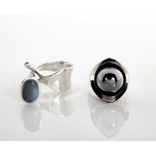 498 - A SILVER AND GEM-SET RING, DESIGNED BY VIVIANNA TORUN BÃLOW-HÃBE FOR GEORG JENSEN, DENMARK