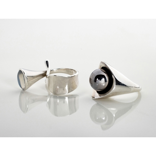 498 - A SILVER AND GEM-SET RING, DESIGNED BY VIVIANNA TORUN BÃLOW-HÃBE FOR GEORG JENSEN, DENMARK