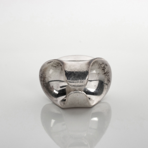 499 - A GEM-SET RING, BENT KNUDSEN, DENMARK