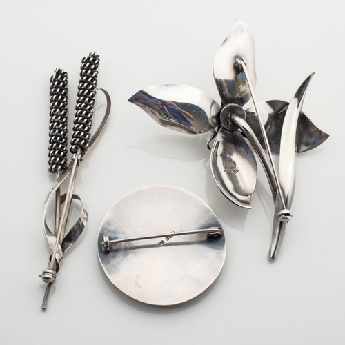 500 - A SILVER BROOCH, DESIGNED BY GERTRUDE ENGEL ROUGIE FOR ANTON MICHELSEN, DENMARK