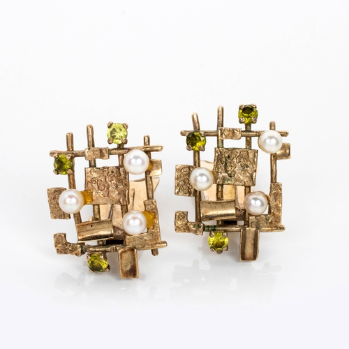 506 - A PAIR OF PERIDOT AND SEED PEARL EAR CLIPS