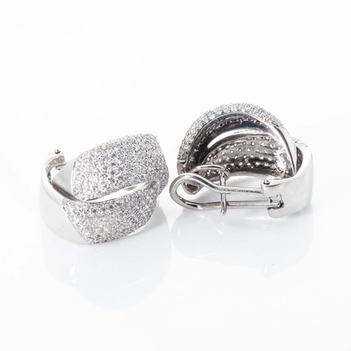 538 - A PAIR OF DIAMOND EARRINGS