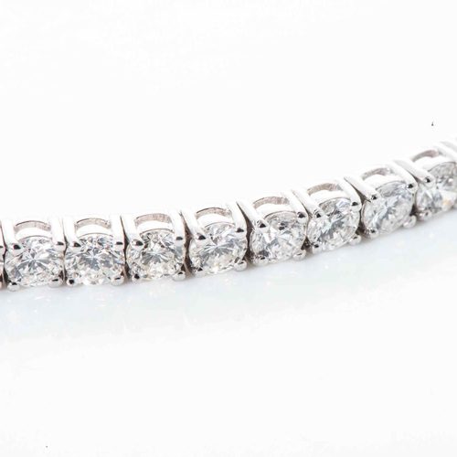 540 - A DIAMOND TENNIS BRACELET