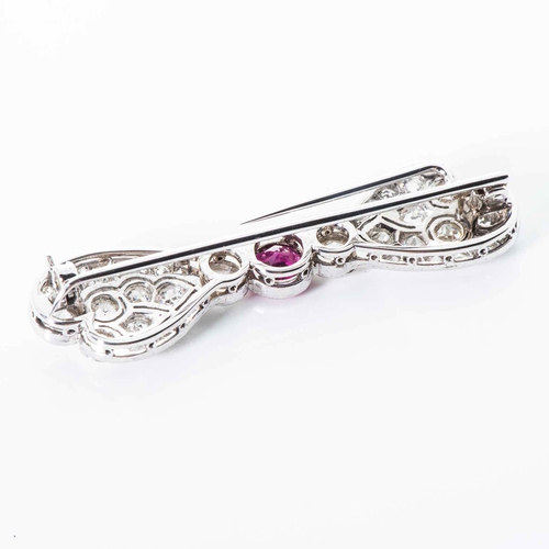 542 - A RUBY AND DIAMOND BROOCH