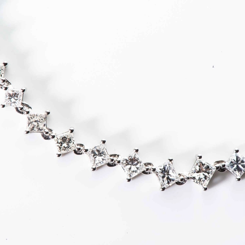 547 - A DIAMOND NECKLACE