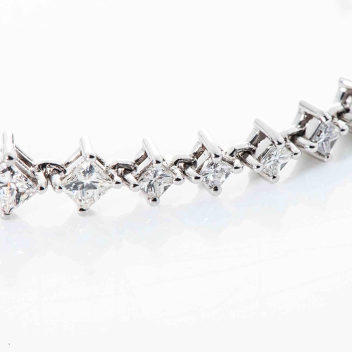 552 - A DIAMOND TENNIS BRACELET