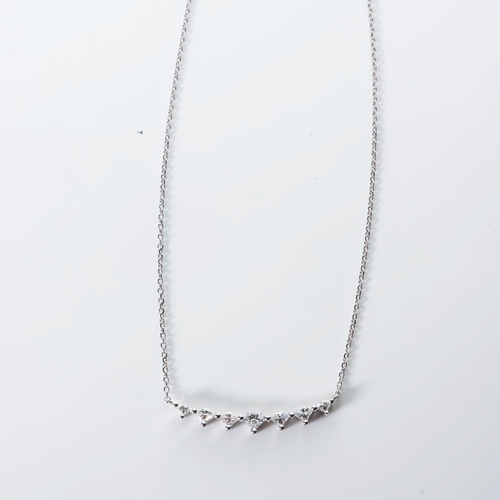 565 - A DIAMOND NECKLACE