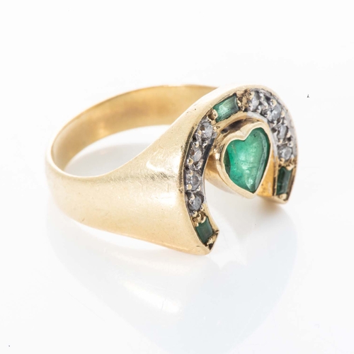 568 - AN EMERALD AND DIAMOND RING