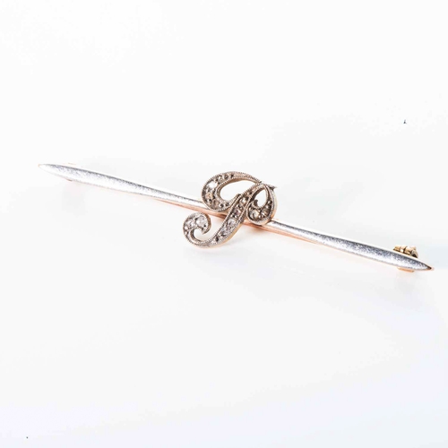 569 - A DIAMOND BAR BROOCH