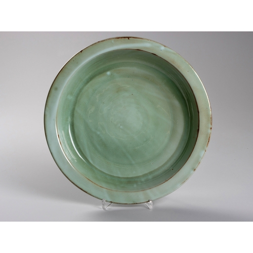 586 - A LARGE LINN WARE DISH