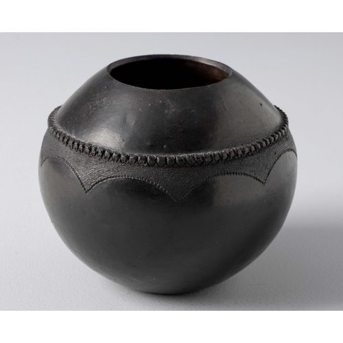 607 - NESTA NALA (SOUTH AFRICAN 1940 - 2005): A CERAMIC POT