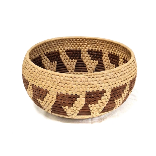 610 - A LARGE VINTAGE ZULU ILALA PALM BASKET, HLABISA, NORTHERN ZULULAND