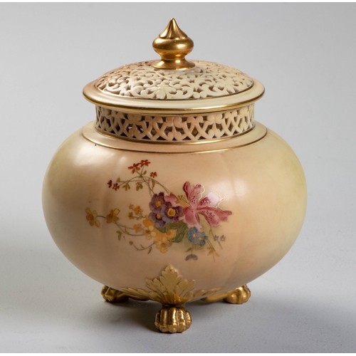 617 - A ROYAL WORCESTER BLUSH IVORY POT POURRI VASE AND COVER, EARLY 20TH CENTURY