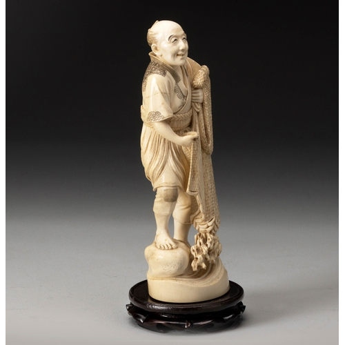 680 - A JAPANESE IVORY OKIMONO OF A FISHERMAN, MEIJI PERIOD, 1868 â 1912