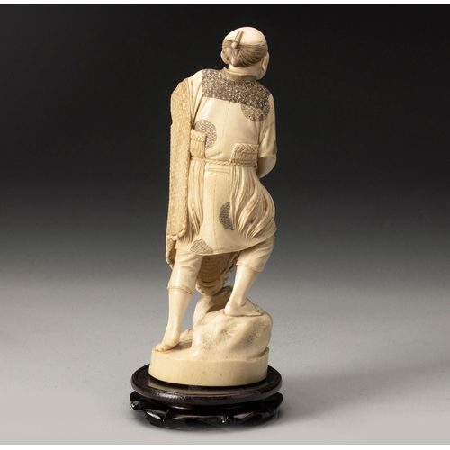 680 - A JAPANESE IVORY OKIMONO OF A FISHERMAN, MEIJI PERIOD, 1868 â 1912