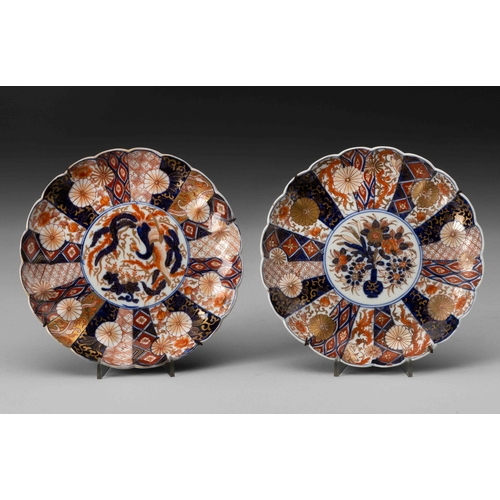 721 - A NEAR PAIR OF JAPANESE IMARI âCHRYSANTHEMUMâ PLATES, EDO PERIOD, 1603 â 1868