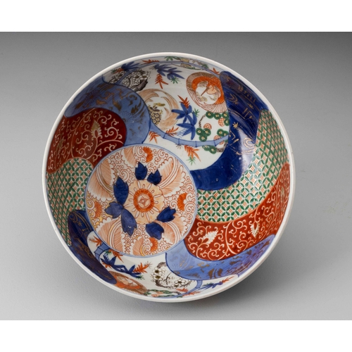 725 - A JAPANESE IMARI âCRANE AND MINOGAMEâ BOWL, MEIJI PERIOD, 1868 - 1912