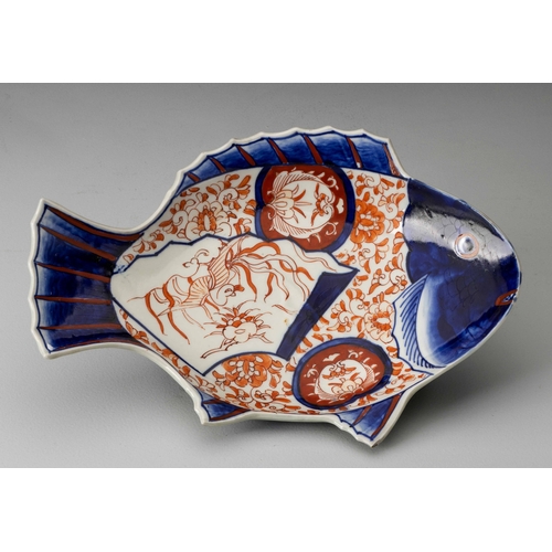 726 - A JAPANESE IMARI âCARPâ PLATE, MEIJI PERIOD, 1868 â 1912