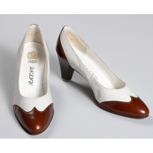 226 - A PAIR OF VINTAGE  RAYNE TWO-TONE COURT SHOES