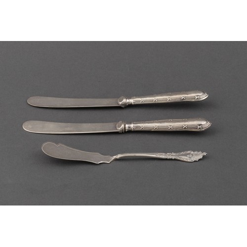 1050 - A PAIR OF SILVER HANDLED BUTTER KNIVES, MARKS RUBBED