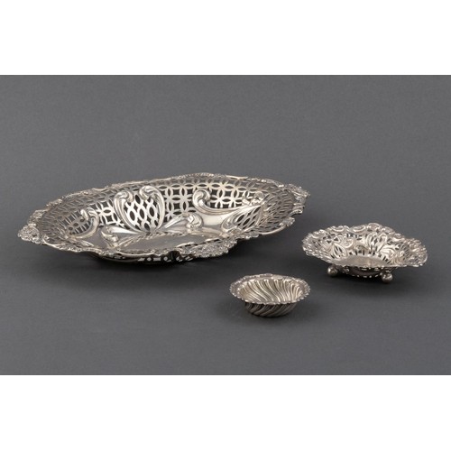 1042 - A MISCELLANEOUS COLLECTION OF SILVER ITEMS