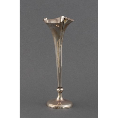 1051 - AN EDWARD VII SILVER POSY VASE, C.E WILLIAMS, BIRMINGHAM, 1902