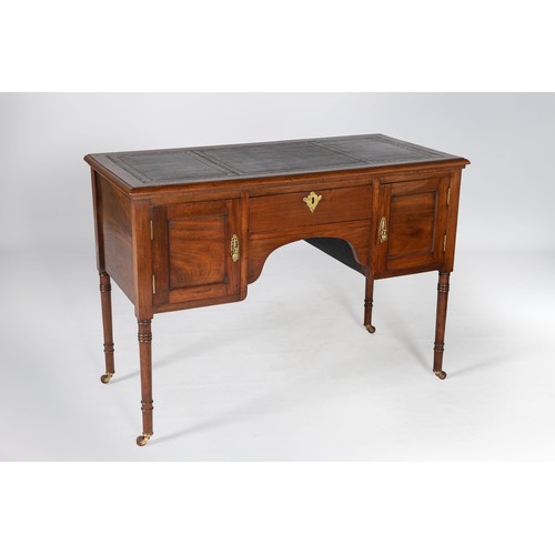 124 - A VICTORIAN MAHOGANY KNEEHOLE DESK