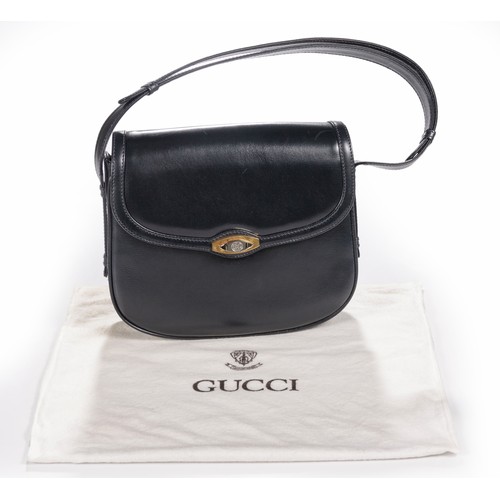 199 - A VINTAGE LEATHER GUCCI SHOULDER BAG