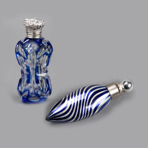 1071 - A GLASS SCENT BOTTLE, MAKER'S MARK INDISTINCT