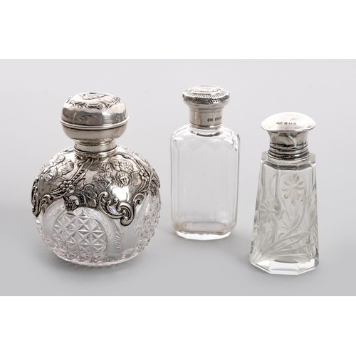 1114 - AN EDWARD VII SILVER-MOUNTED PERFUME BOTTLE, THOMAS TINGLETON AND CO, LONDON, 1905