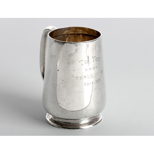 413 - AN EDWARD VII SILVER TANKARD, MAKER'S MARK RUBBED, LONDON, 1902