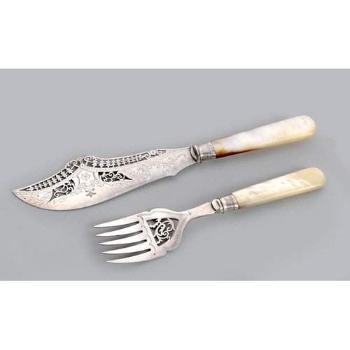 1113 - A PAIR OF EDWARD VII SILVER PLATED FISH SERVERS, YATES BROTHERS, SHEFFIELD, 1904