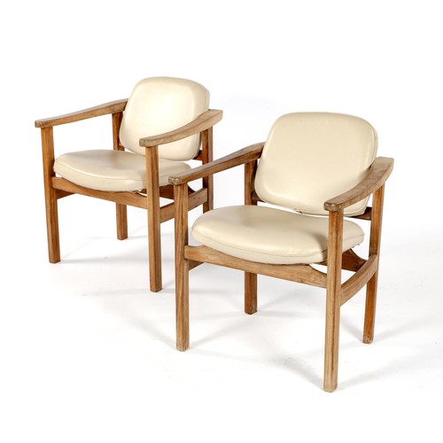 115 - A PAIR OF LEATHER-UPHOLSTERED ARMCHAIRS, DESIGNED BY JOHN TABRAHAM