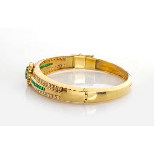 607 - AN EMERALD AND DIAMOND HINGED BANGLE