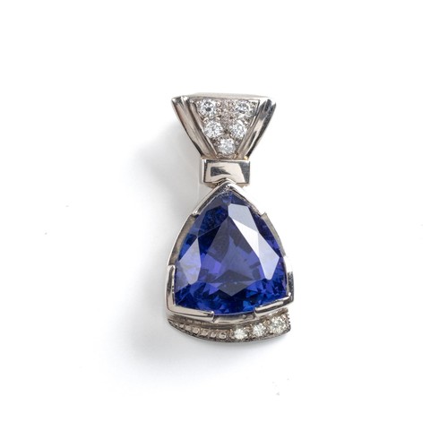 624 - A TANZANITE AND DIAMOND PENDANT SET