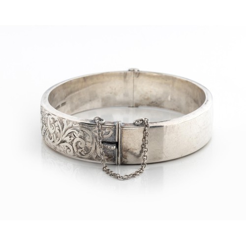 640 - A SILVER HINGED BANGLE