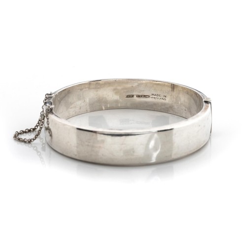 640 - A SILVER HINGED BANGLE