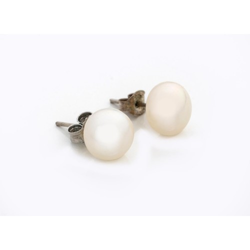 643 - A PAIR OF PEARL EAR STUDS