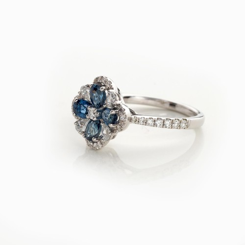 656 - A SAPPHIRE AND DIAMOND RING