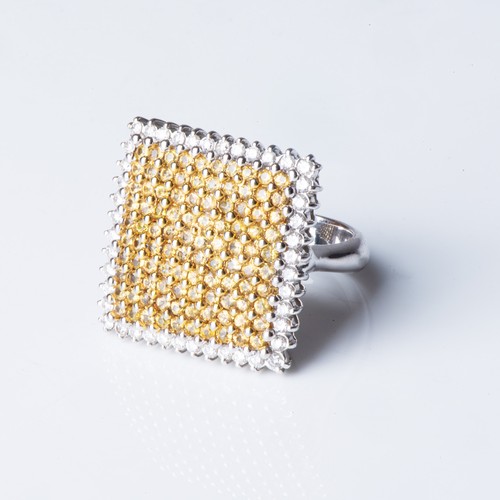 707 - A DIAMOND AND YELLOW SAPPHIRE DRESS RING