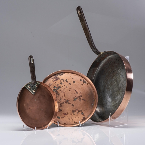 594 - A COPPER FRYING PAN