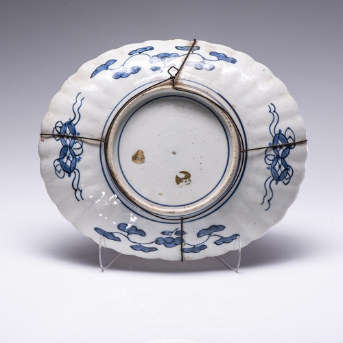 656 - A JAPANESE IMARI DISH, TAISHO PERIOD, 1912 - 1926