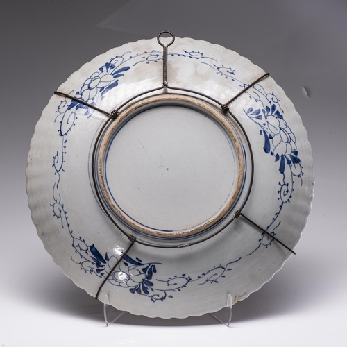 660 - A JAPANESE IMARI 'FLOWER BASKET' PLATE, TAISHO PERIOD,1912 - 1926