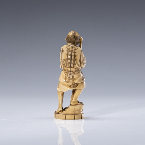 666 - A JAPANESE IVORY MODEL OF AN ELDERLY MAN, MEIJI PERIOD, 1868 - 1912