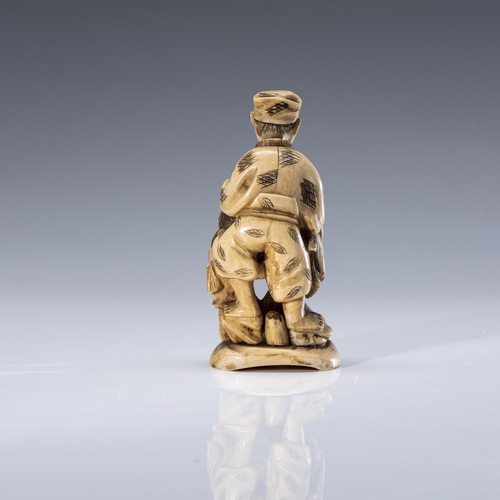 667 - A JAPANESE IVORY FIGURAL GROUP, MEIJI PERIOD, 1868 - 1912