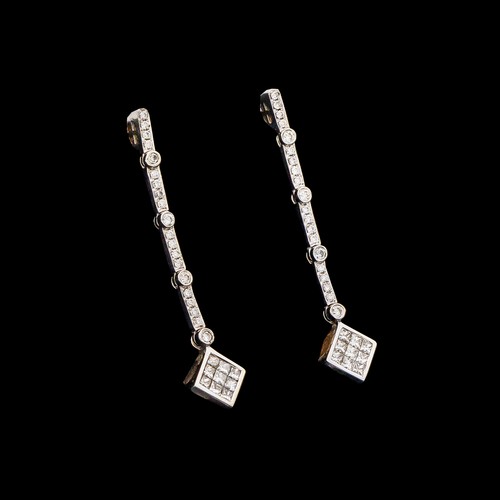 908 - A PAIR OF DIAMOND EARRINGS