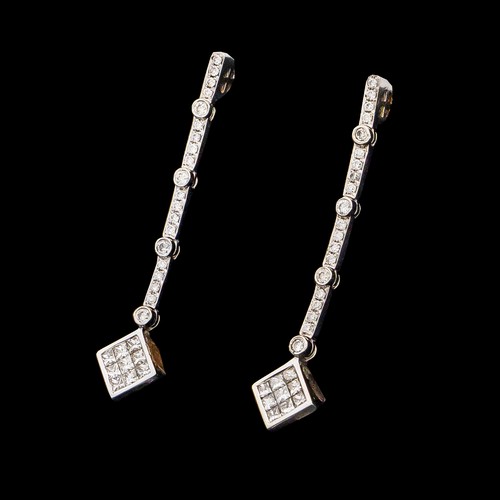 908 - A PAIR OF DIAMOND EARRINGS