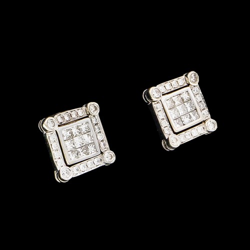 908 - A PAIR OF DIAMOND EARRINGS