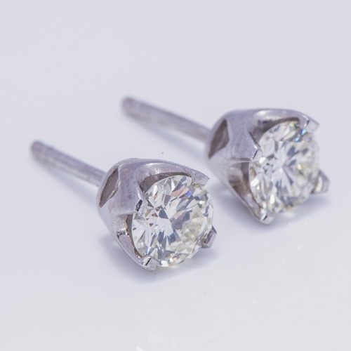 913 - A PAIR OF DIAMOND EARRINGS