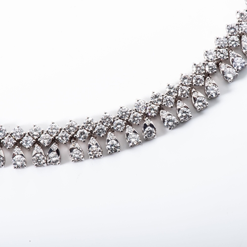 945 - A DIAMOND NECKLACE